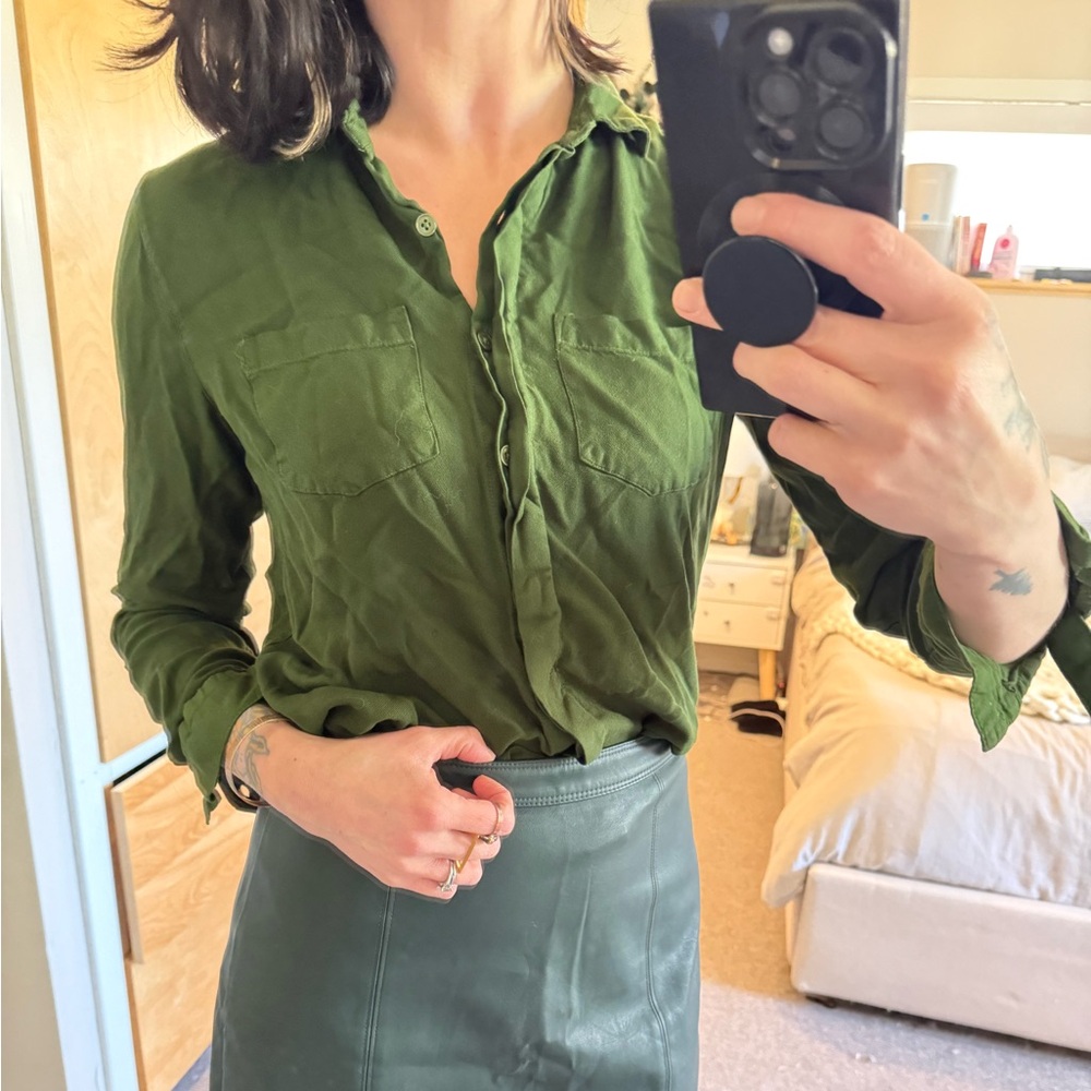 Green button down blouse - Picture 2 of 5
